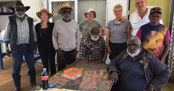 Aborigines mit den Künstlern - Die Künstlergruppe Mangan25