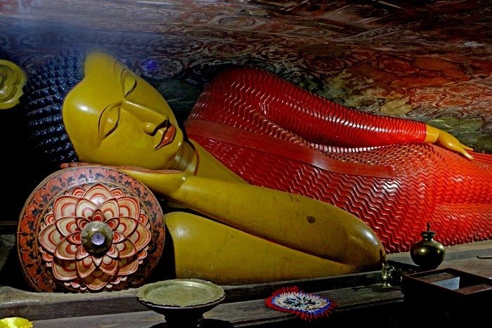 Liegender Buddha - Fotografie: Momo Kohlschmidt - Die Künstlergruppe Mangan25